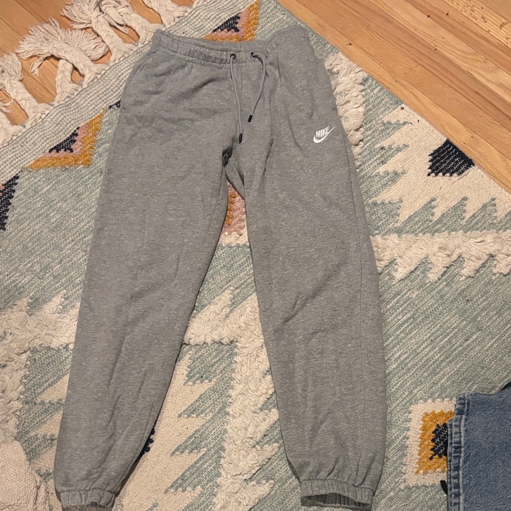 Small women’s gray Nike joggers